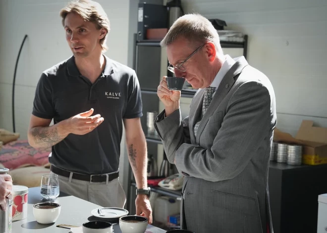 ФОТО: Ринкевич посетил кофейню Kalve Coffee и заявил, что в Латвии можно создать ценный продукт