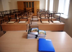 Учащиеся средней школы, приступившие к изучению другого языка в качестве второго иностранного, в том числе русского, к концу 2025/2026 учебного года, смогут продолжить обучение до окончания школы, но не позднее конца 2027/2028 учебного года.