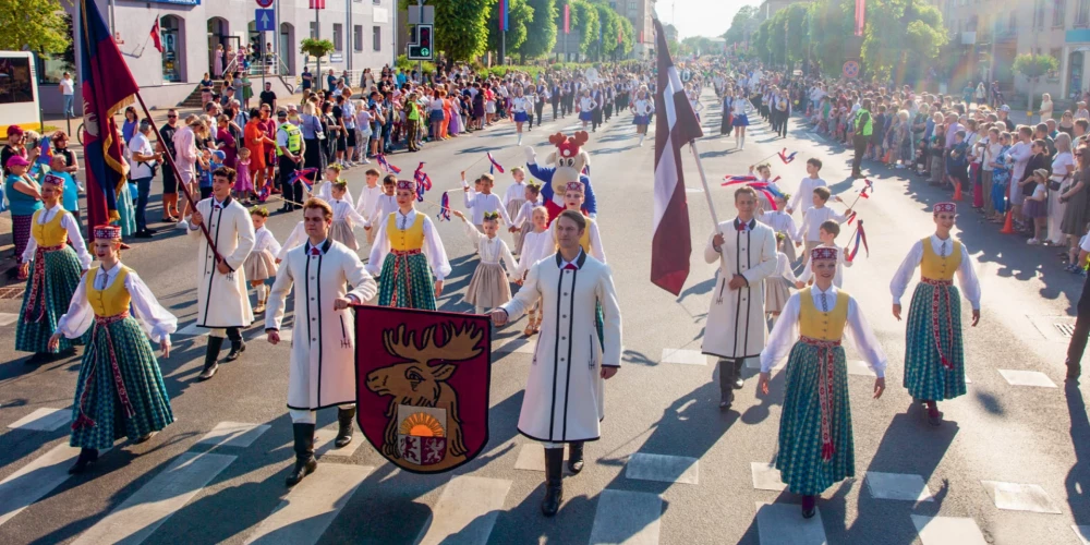 Pilsētas svētku skaistākais notikums jau vairāk nekā 20 gadus ir gājiens, kurā aicinātas piedalīties ikviens jelgavnieks.
