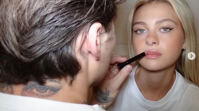 Nikola un tetovējums ar viņas acīm uz Bruklina kakla.