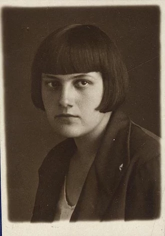 Dzejniece Austra Skujiņa noslīcinājās nelaimīgas mīlestības dēļ.