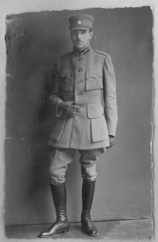 Latviešu strēlnieks, Neatkarības kara varonis un Latvijas armijas Tanku diviziona komandieris Paulis Bruņinieks no dzīves labprātīgi aizgāja 1923. gada rudenī. Iemeslu netrūka: vispirms viņu atvaļināja no armijas veselības stāvokļa dēļ, bet pēc tam tiesāja par kādu kara laikā izdarītu noziegumu un no pulkveža-leitnanta degradēja par vienkāršu kareivi. (Foto: Valsts Kinofotofonodokumentu arhīvs)