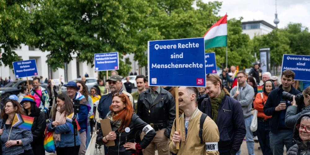 Netradicionālās seksuālās orientācijas personu tiesību aizstāvji pie Ungārijas vēstniecības Berlīnē (foto: Scanpix / dpa / picture-alliance)