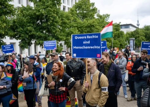 Netradicionālās seksuālās orientācijas personu tiesību aizstāvji pie Ungārijas vēstniecības Berlīnē (foto: Scanpix / dpa / picture-alliance)