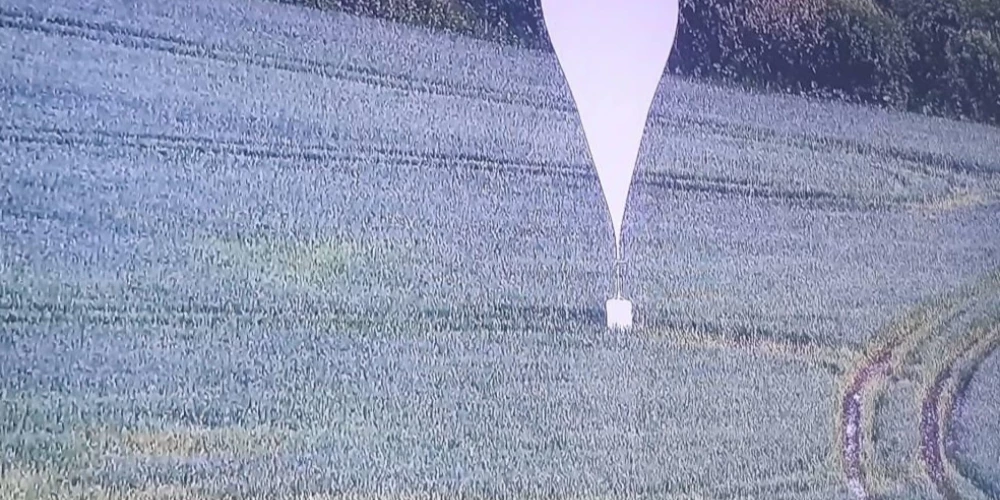 Gaisa balons ar nelegālo kravu (foto: Valsts robežsardze)