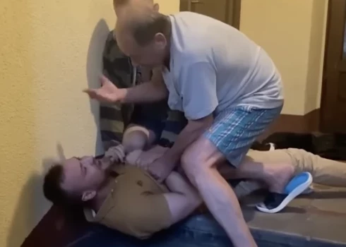 Kādreizējais Saeimas deputāts Reinis Znotiņš kaujas ar kaimiņiem.