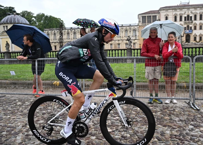 Ceturtais no sirds! Pēc kārtējā kritiena no "Giro d'Italia" izstājas slovēnis Rogličs