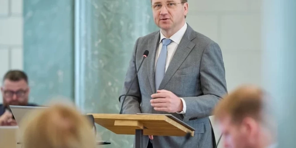 Ректор Латвийского университета Гундарс Берзиньш во время заседания Кабинета министров, на котором решается вопрос о масштабной цифровизации учебного процесса в высших учебных заведениях Латвии.