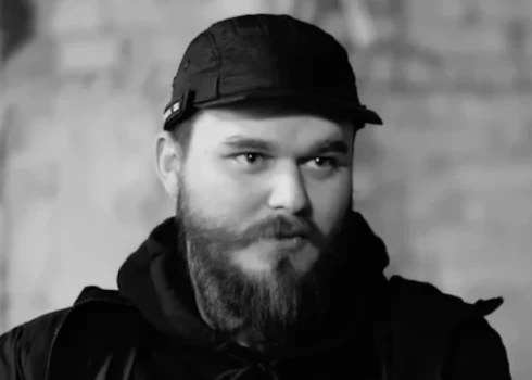 Ukrainā kritušais Ņikita Sļadzevskis, kurš frontē lietoja uzvārdu Tarenovs (ekrānuzņēmums no video)