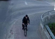 FOTO: policija meklē šo velosipēdistu, kurš Jelgavā aizbrauca no avārijas vietas
