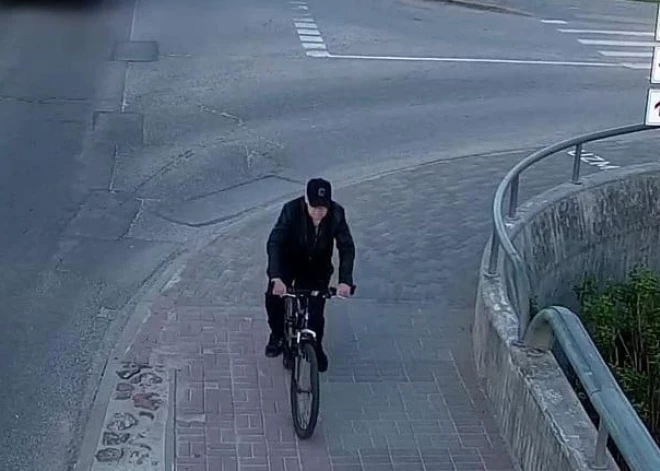 FOTO: policija meklē šo velosipēdistu, kurš Jelgavā aizbrauca no avārijas vietas