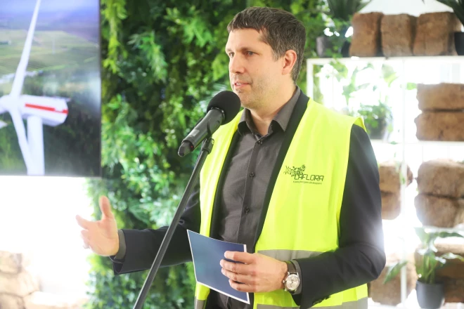 AS “Latvenergo” valdes priekšsēdētājs Mārtiņš Čakste norādīja, ka “Laflora Energy” ir labs piemērs tam, cik plašu labumu var dot vēja turbīnas – gan vietējai kopienai, gan attīstot tālāk idejas par industriālo parku.
