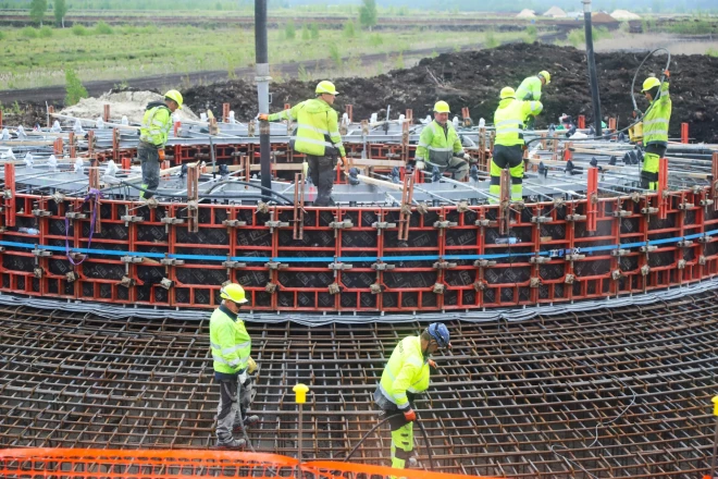 Šādi izskatās Kaigu purva teritorijā izbūvējamo vēja turbīnu pamatu veidošana. Tiem ir 29 m diametrs, un pāļi stiepjas 18 m dziļumā.