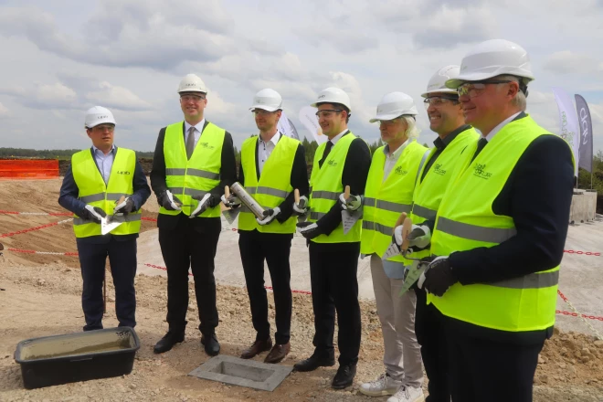 Blakus topošās modernās vēja turbīnas pamatiem tiek iemūrēta laika kapsula. Ceremonijā cita starpā piedalās ekonomikas ministrs Viktors Valainis (otrais no kreisās), AS “Latvenergo” valdes priekšsēdētājs Mārtiņš Čakste (otrais no labās) un “Laflora” kūdras uzņēmuma vadītājs Uldis Ameriks (blakus, pa labi).