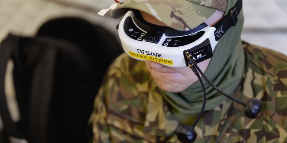 Zemessardzes bezpilota lidaparātu pilotu apmācības kursa laikā, militārā poligona “Mežaine” savu veikumu demonstrēja arī Latvijas vadošie dronu ražotāji. 
