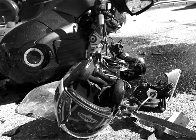 Liepājas pusē motocikla vadītāja sadūrusies ar vieglo spēkratu