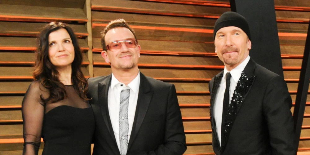 Bono ar sievu Alisoni un grupas kolēģi The Edge 2014. gadā.