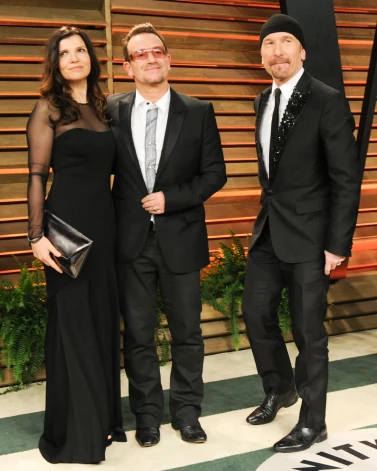 Bono ar sievu Alisoni un grupas kolēģi The Edge 2014. gadā.