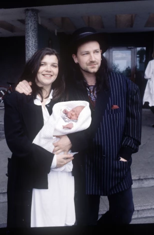 Bono ar sievu Alisoni un meitu Džordanu 1989. gadā.