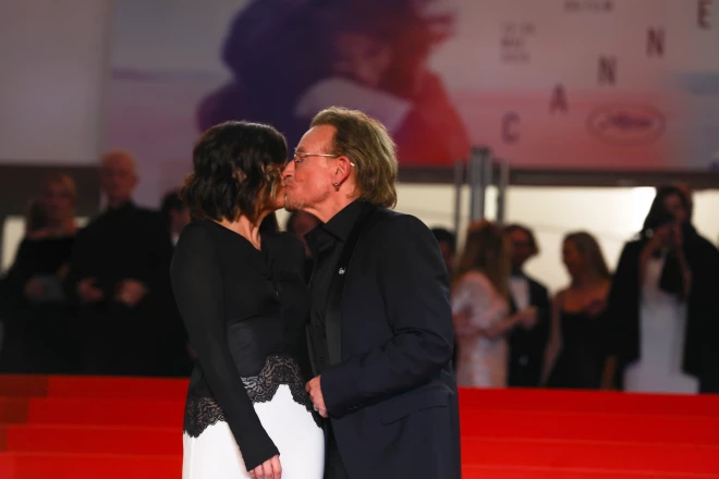 Bono ar sievu uz sarkanā paklāja šā gada Kannu kinofestivālā.
