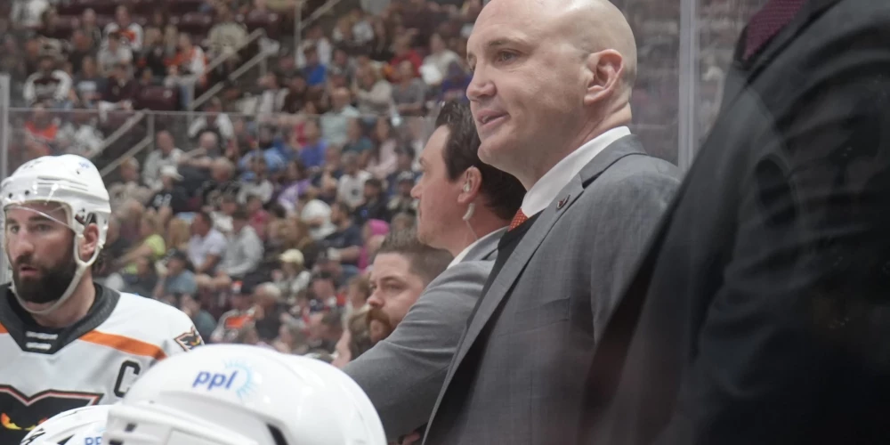 "Lehigh Valley Phantoms" galvenais treneris Īens Laperjērs ir iecelts par NHL komandas Filadelfijas "Flyers" hokeja operāciju padomnieku.