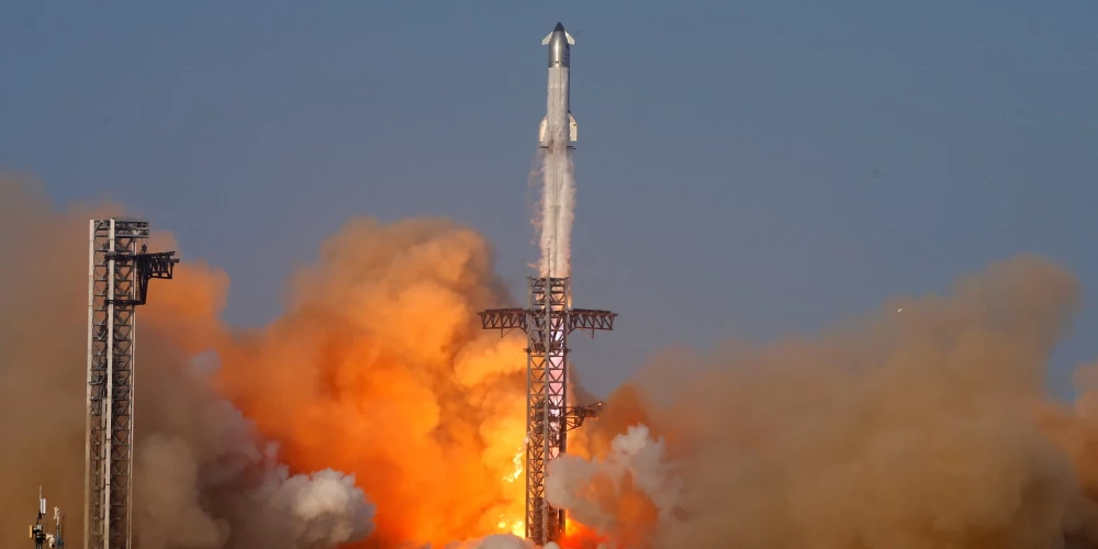 Raķete "Starship" izmēģinājumā eksplodē virs Indijas okeāna. 