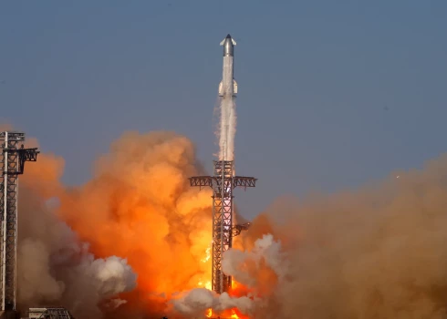Raķete "Starship" izmēģinājumā eksplodē virs Indijas okeāna. 