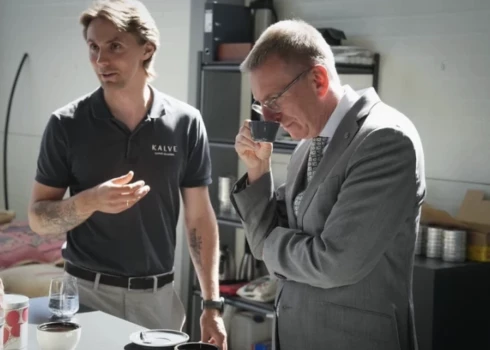 Valsts prezidents iepazinās ar kafijas apcepšanas procesu, kafijas sezonālā sortimenta atlases procesu, kafijas kultūras attīstības tendencēm pasaulē.