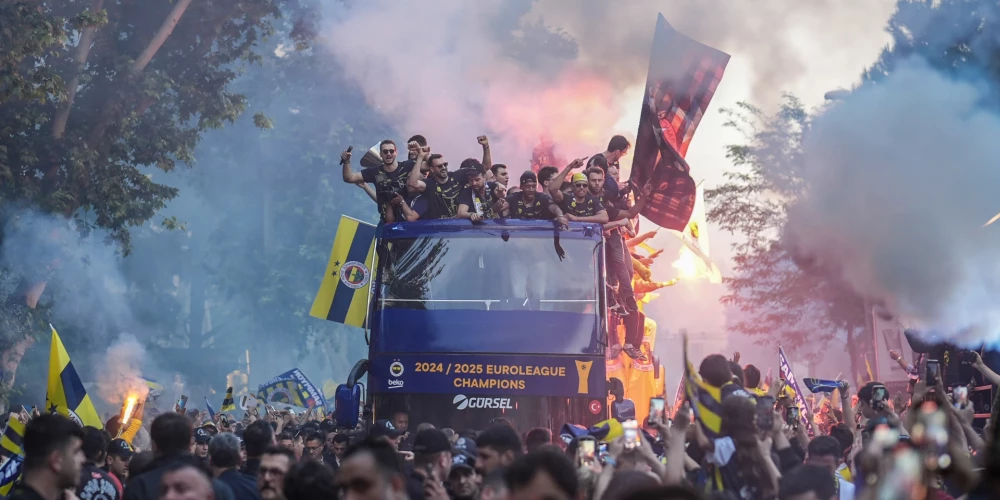 Autobuss ar "Fenerbahce" spēlētājiem dūmu un fanu ieskauts.