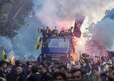 Žagars un "Fenerbahce" ar parādi Stambulas ielās atzīmē uzvaru ULEB Eirolīgā