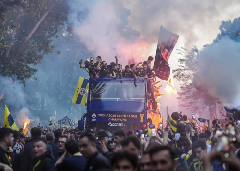 Autobuss ar "Fenerbahce" spēlētājiem dūmu un fanu ieskauts.