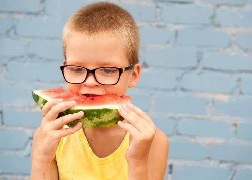 Ja gribas uzkost, pirmajai izvēlei ir jābūt augļiem, dārzeņiem, nesaldinātiem piena produktiem, pilngraudu maizītei, riekstiem vai sēklām.