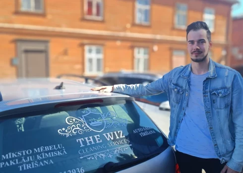 Saimons pirmo reizi devās uz ārzemēm divdesmit gadu vecumā, kad ar paziņu palīdzību radās iespēja strādāt Kiprā. 