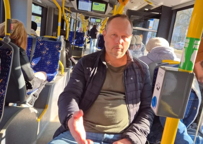 FOTO: policija lūdz atpazīt vīrieti, kurš 9. martā trolejbusā sita citu pasažieri