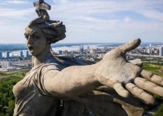 Volgogradas milzu statujas "Dzimtene-Māte sauc" galvā miris Maskavas augstskolas rektors