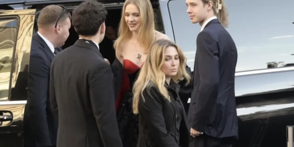 Topmodele Natālija Vodjanova kopā ar dēlu ieradusies Romā, lai apmeklētu fonda "Valentino" rīkotās izstādes "Orizzonti Rosso" atklāšanu.