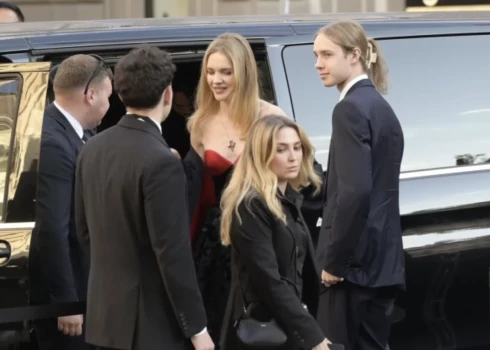 Topmodele Natālija Vodjanova kopā ar dēlu ieradusies Romā, lai apmeklētu fonda "Valentino" rīkotās izstādes "Orizzonti Rosso" atklāšanu.