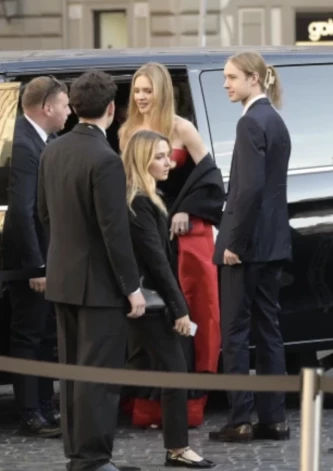 Lūkass bija sasējis matus ar saspraudi.