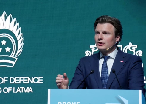 Jau vēstīts, ka Rīgā trešdien pirmo reizi norisināsies aizsardzības inovāciju samits "Drone Summit 2025", vienuviet pulcējot vairāk nekā 1500 augsta līmeņa politiskos līderus, militāros ekspertus, zinātniekus un aizsardzības industrijas pārstāvjus no 20 Dronu koalīcijas un citām sabiedroto valstīm.