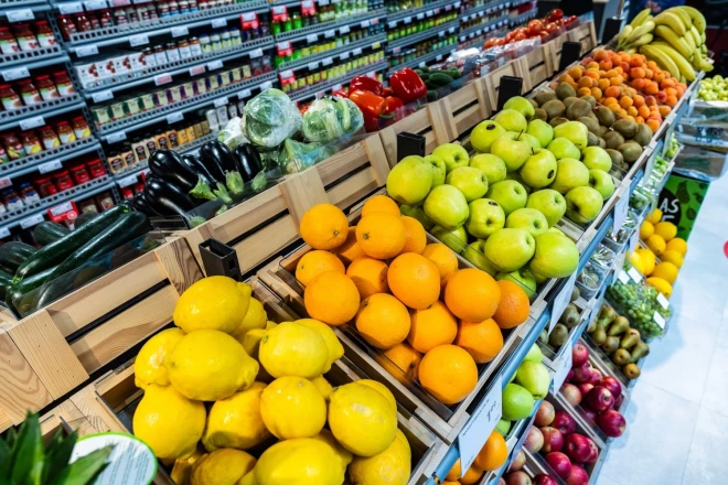 В торговом зале площадью 322 квадратных метра особое внимание уделено удобной и функциональной планировке, а также ассортименту товаров, соответствующему потребностям района — в магазине предлагается более 4500 различных товаров.