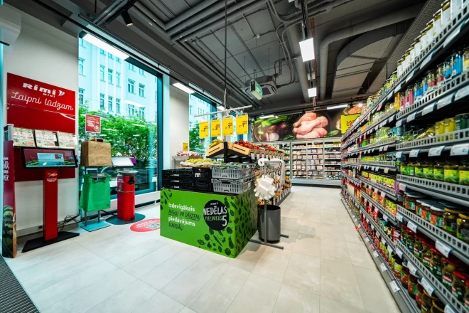 В новом магазине используется LED-освещение и энергоэффективные системы охлаждения, а в помещениях для сотрудников установлены датчики освещения.