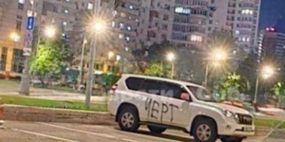 Saskaņā ar publiski izskanējušo informāciju šī automašīna pieder Krievijas bruņoto spēku pulkvedim Aleksejam Jegorovam, kurš dienē Krievijas Ģenerālštāba nodaļā, kurā vēl nesen dienēja ģenerālmajors Jaroslavs Moskaļiks.