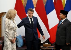 Ko saka pati Brižita? Nerimst spekulācijas par to, kāpēc sieva iesita Francijas prezidentam pa seju