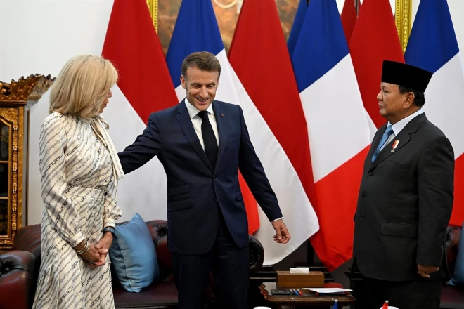 Francijas prezidents Emanuels Makrons ar sievu Brižitu vizītē Vjetnamā pēc sitiena.