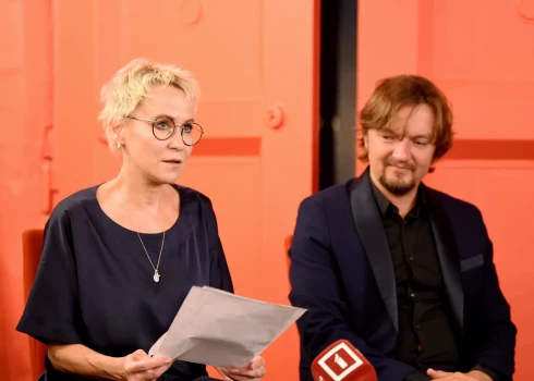 Diriģents Ainārs Rubiķis, kura laulība ar aktrisi Rēziju Kalniņu, kā šķita, ir jau pavisam uz izjukšanas robežas, nu paziņo - attiecības izdevies atjaunot!