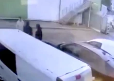 VIDEO: Rīgā gaišā dienas laikā nolaupīts cilvēks - notikušais iemūžināts biedējošā video