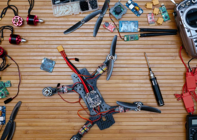 Учат в школе: нужны ли детям в Латвии уроки по управлению дронами