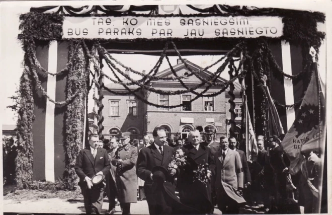 Праздник труда Восточной Латвии 22 мая 1938 года: торжественная встреча правительственной делегации у почетных ворот на железнодорожной станции Даугавпилса, во главе — Карлис Улманис.