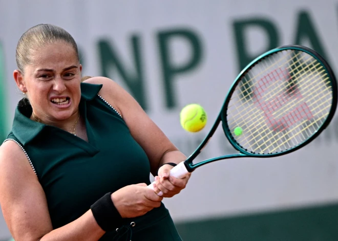 Ostapenko dramatiskā trīs setu cīņā izslēdz amerikānieti Dolehaidu