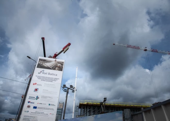 Пока только вырублены деревья: кто задерживает строительство основной трассы Rail Baltica?